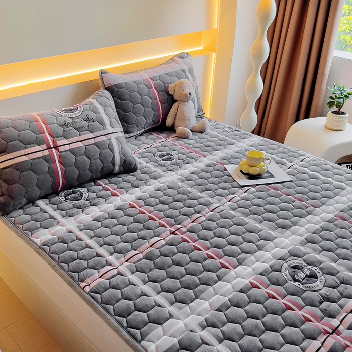 91家纺网 家纺一手货源 找家纺 情煊家纺 2024新款A类牛奶绒印花夹棉床垫 宝利格