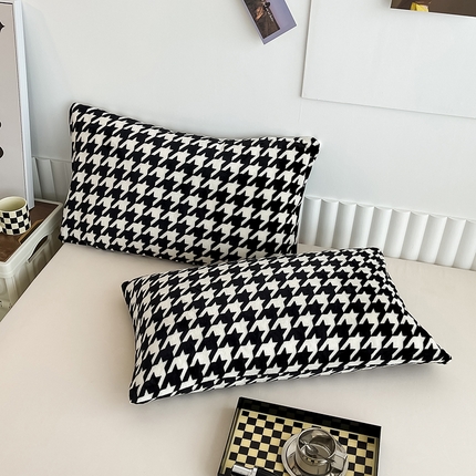 91家纺网 家纺一手货源 找家纺 （总）丽涵家纺 2024秋冬新品牛奶绒印花千鸟格单品枕套