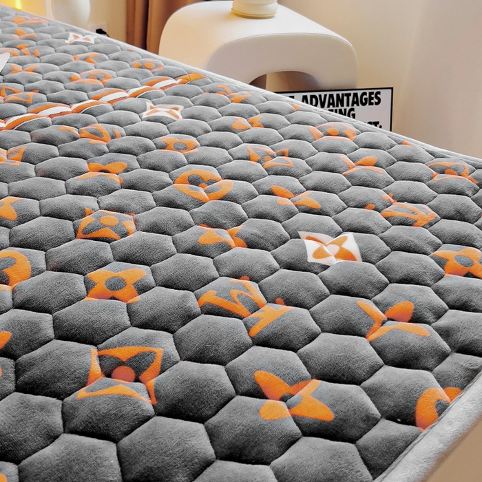 91家纺网 家纺一手货源 找家纺 情煊家纺 2024新款A类牛奶绒印花夹棉床垫 大牌风范