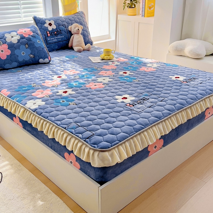 91家纺网 家纺一手货源 找家纺 情煊家纺 2024新款保暖牛奶绒夹棉床笠-花边款 绚丽人生-花边款