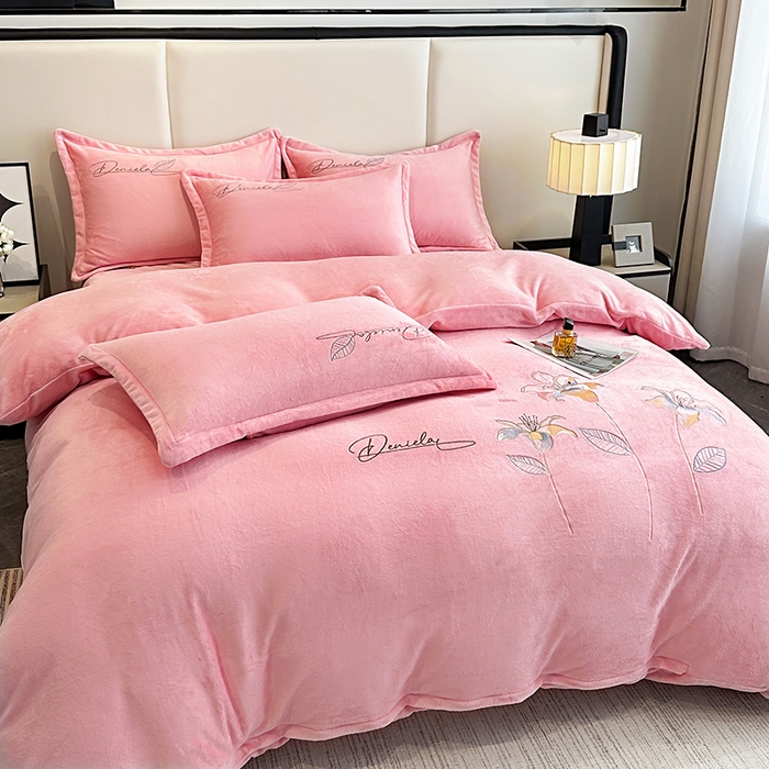 91家纺网 家纺一手货源 找家纺 陌乘坊家纺 2024新款高克重牛奶绒刺绣四件套-百合系列 百合-樱花粉