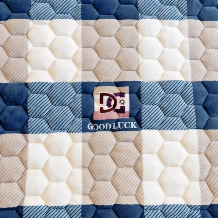 91家纺网 家纺一手货源 找家纺 情煊家纺 2024新款A类牛奶绒印花夹棉床垫 蓝大格