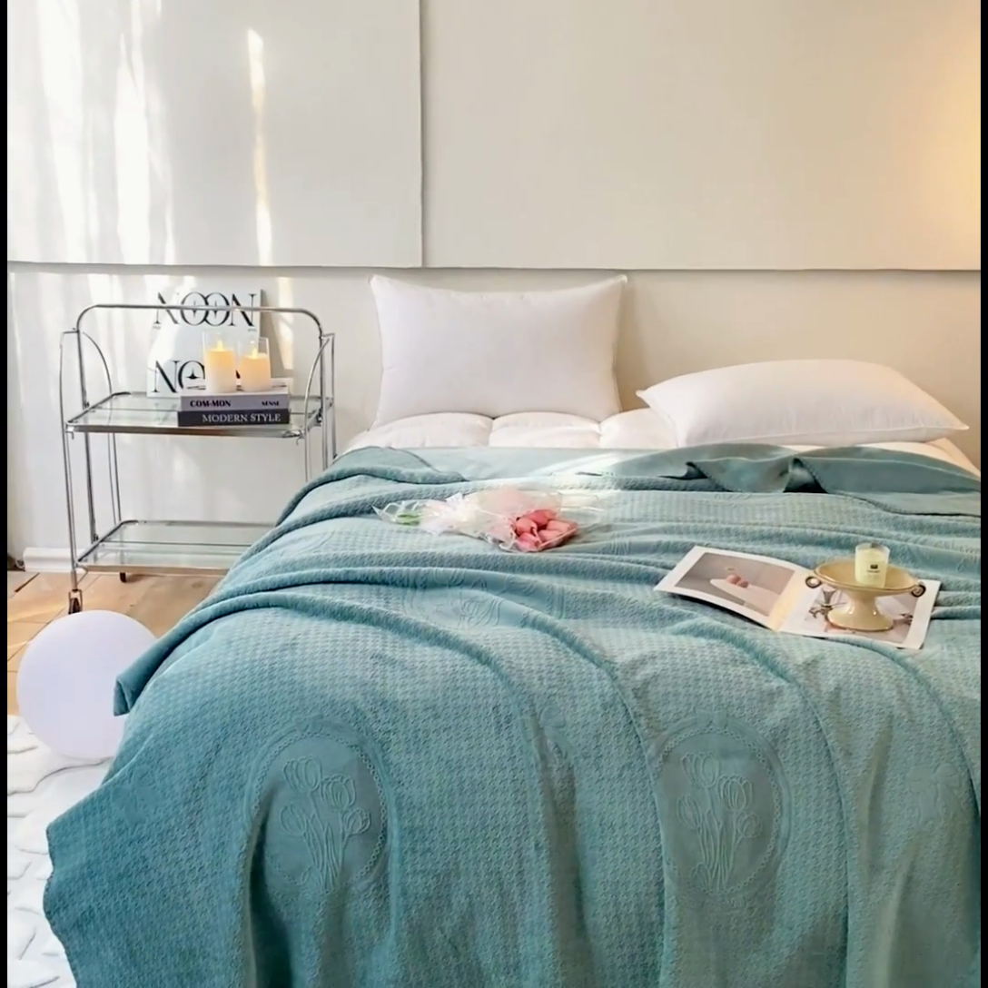 91家纺网 家纺一手货源 找家纺 胜权家纺 2024秋冬新款加厚双层婴儿绒复合雕花牛奶绒多功能毛毯盖毯空调毯子 马尔斯绿