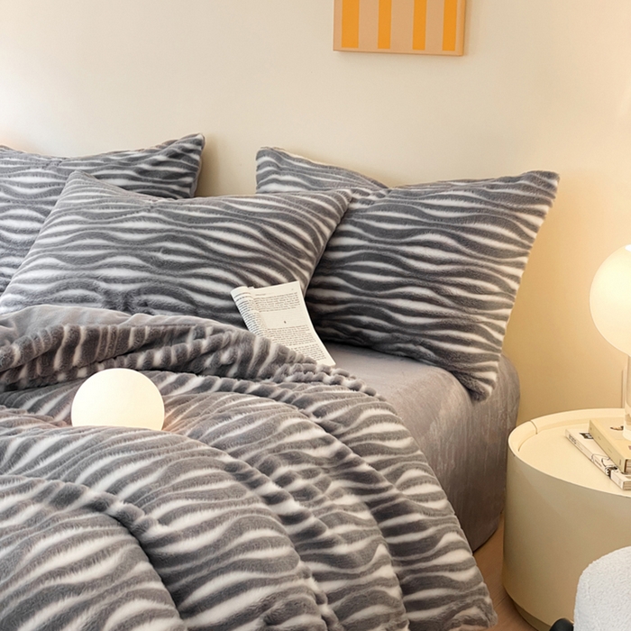 91家纺网 家纺一手货源 找家纺 金爱家 2024新品全消光A类纯色獭兔毛绒立体牛奶绒兔毛雕花350克四件套 兔毛时空灰色