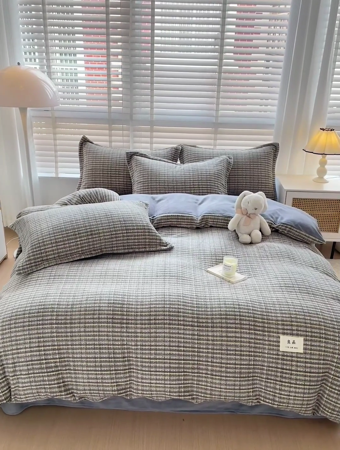 91家纺网 家纺一手货源 找家纺 简一 2025新款牛奶绒无印风ins风方格系列-四件套 小香风荆棘-浅灰