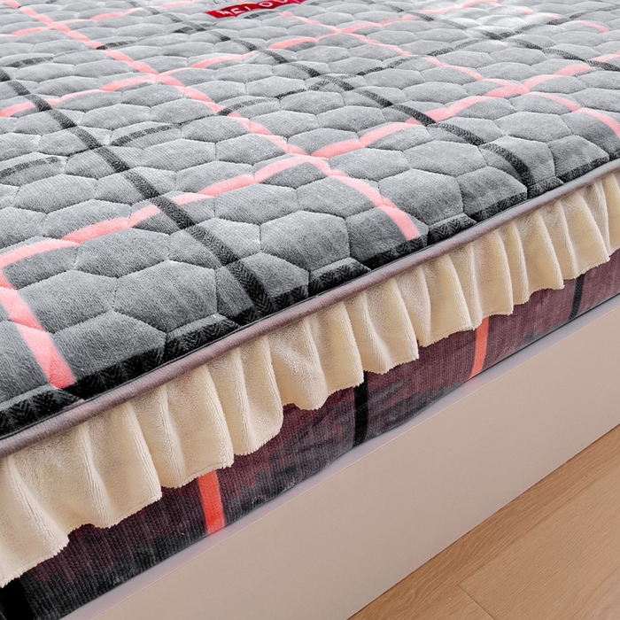 91家纺网 家纺一手货源 找家纺 情煊家纺 2024新款保暖牛奶绒夹棉床笠-花边款 乐拼字母-花边款