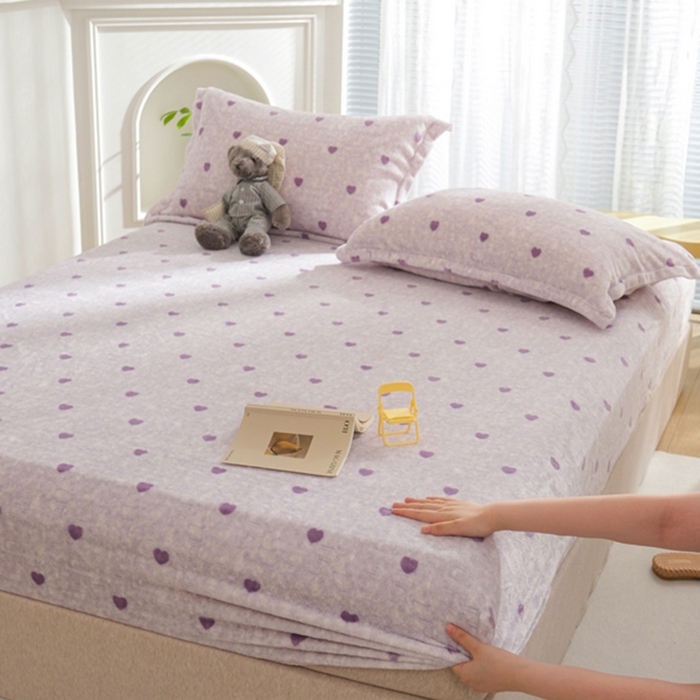 91家纺网 家纺一手货源 找家纺 2025新款200g加厚超柔牛奶绒印花保暖床笠 小爱心紫