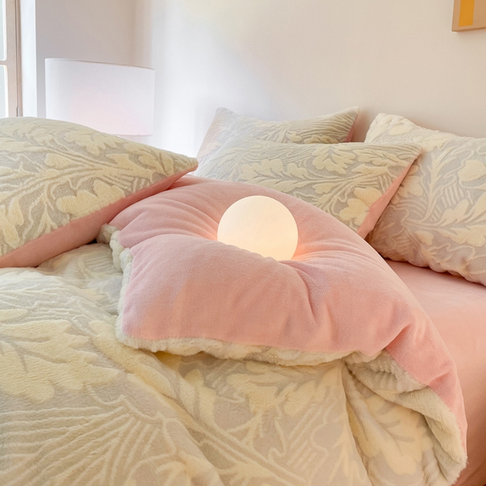 91家纺网 家纺一手货源 找家纺 金爱家 2024新品全消光A类纯色獭兔毛绒立体牛奶绒兔毛雕花350克四件套 兔毛罗蒂曼黄色