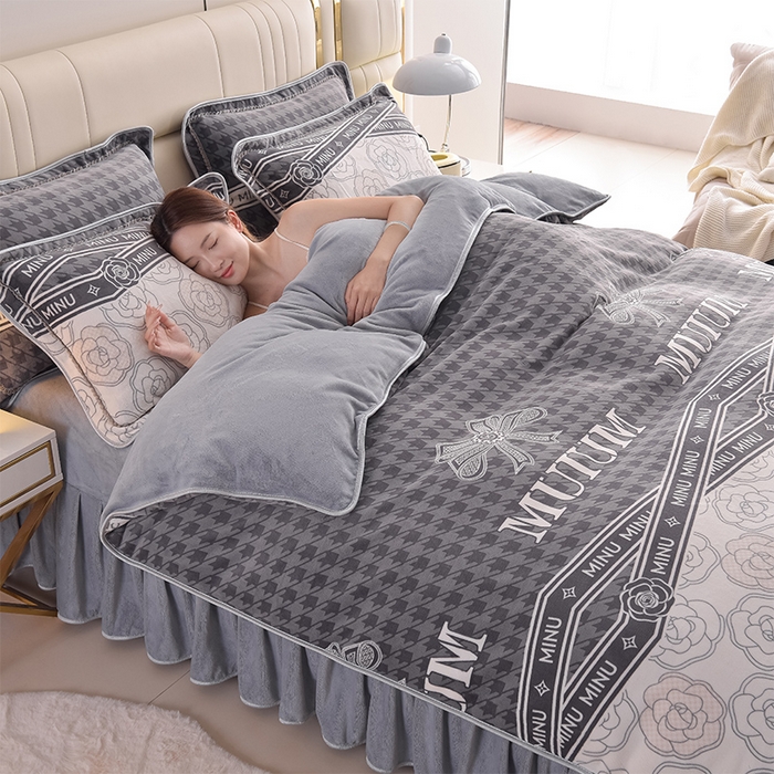 91家纺网 家纺一手货源 找家纺 曼尼家纺2025高克重直播印花床裙款法莱绒金貂珊瑚绒牛奶绒四件套 山茶花