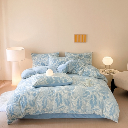 91家纺网 家纺一手货源 找家纺 金爱家 2024新品全消光A类纯色獭兔毛绒立体牛奶绒兔毛雕花350克四件套 兔毛罗曼蒂蓝色