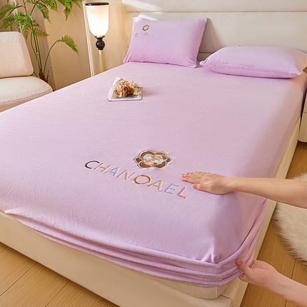 91家纺网 家纺一手货源 找家纺 （总）摩妮卡 2025新品牛奶绒刺绣床笠床垫保护三件套-山茶花