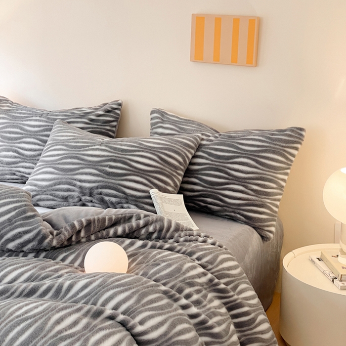 91家纺网 家纺一手货源 找家纺 金爱家 2024新品全消光A类纯色獭兔毛绒立体牛奶绒兔毛雕花350克四件套 兔毛时空灰色