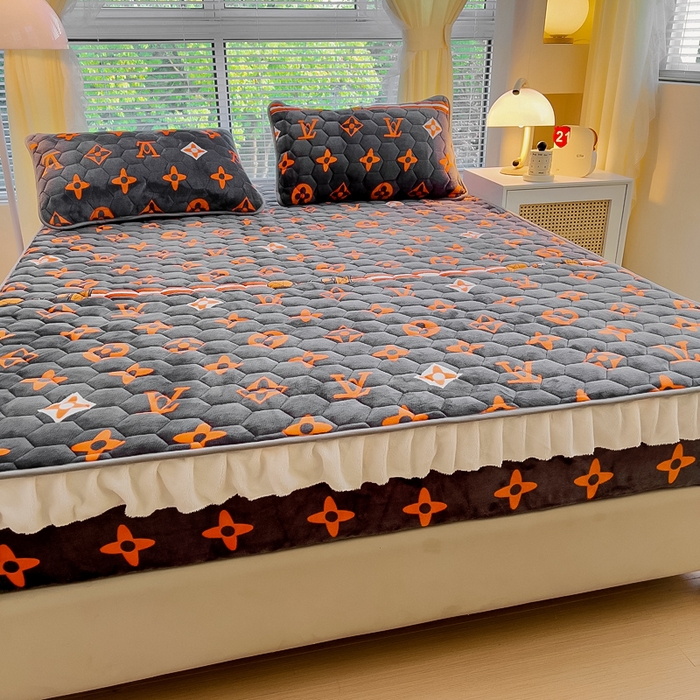 91家纺网 家纺一手货源 找家纺 情煊家纺 2024新款保暖牛奶绒夹棉床笠-花边款 大牌风范-花边款