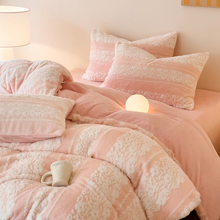 91家纺网 家纺一手货源 找家纺 （总）金爱家 2024新品全消光A类纯色獭兔毛绒立体牛奶绒兔毛雕花350克四件套