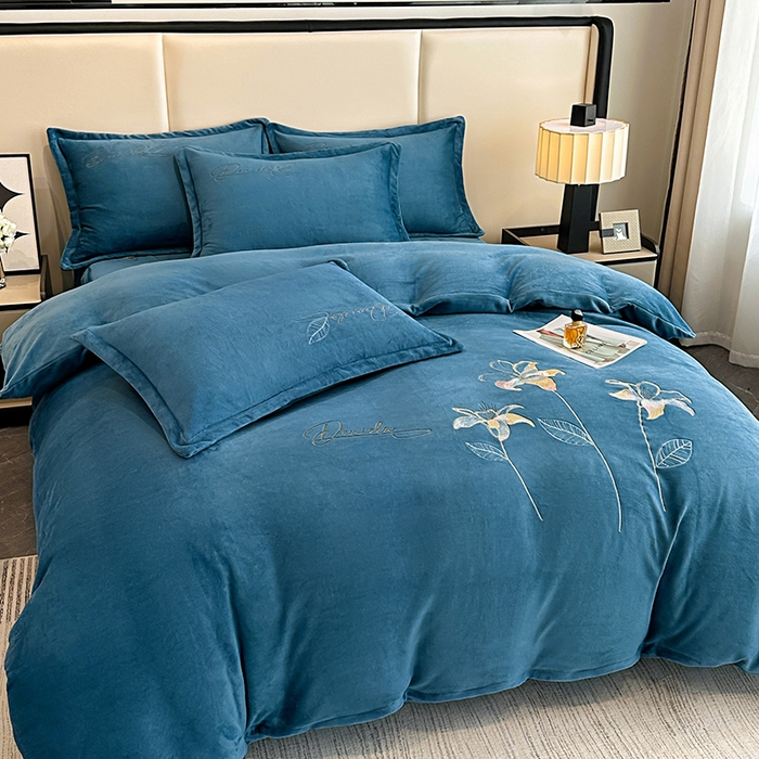 91家纺网 家纺一手货源 找家纺 陌乘坊家纺 2024新款高克重牛奶绒刺绣四件套-百合系列 百合-宾利蓝