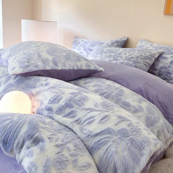 91家纺网 家纺一手货源 找家纺 金爱家 2024新品全消光A类纯色獭兔毛绒立体牛奶绒兔毛雕花350克四件套 兔毛繁花紫色