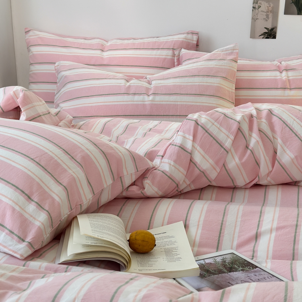 91家纺网 家纺一手货源 找家纺 久典家居 2024新款水洗棉条纹系列四件套 童话粉