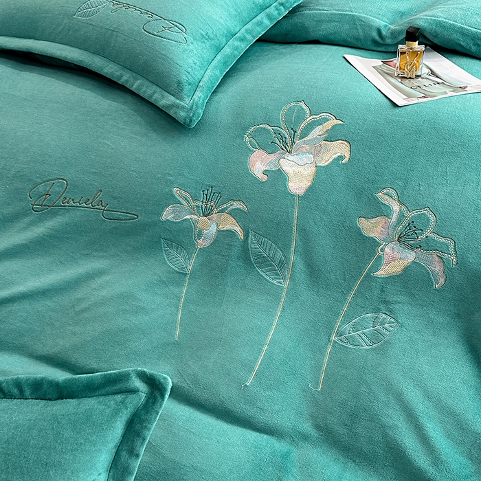91家纺网 家纺一手货源 找家纺 陌乘坊家纺 2024新款高克重牛奶绒刺绣四件套-百合系列 百合-孔雀绿