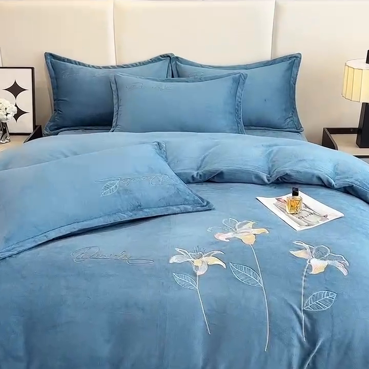 91家纺网 家纺一手货源 找家纺 陌乘坊家纺 2024新款高克重牛奶绒刺绣四件套-百合系列 百合-宾利蓝