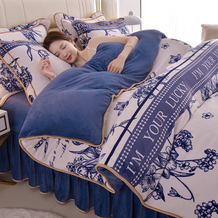 91家纺网 家纺一手货源 找家纺 曼尼家纺2025高克重直播印花床裙款法莱绒金貂珊瑚绒牛奶绒四件套 青花瓷