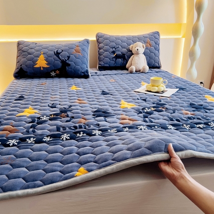 91家纺网 家纺一手货源 找家纺 （总）情煊家纺 2024新款A类牛奶绒夹棉床垫牛奶绒床垫三件套