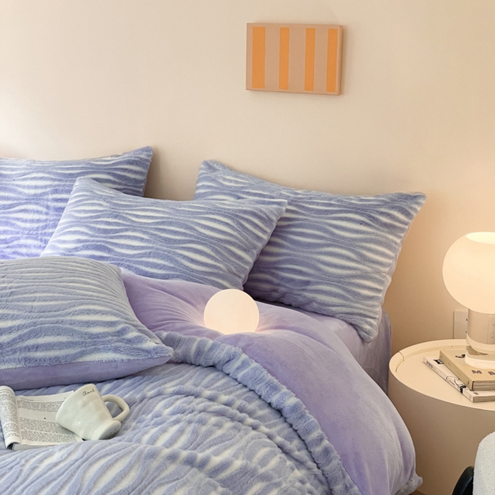 91家纺网 家纺一手货源 找家纺 金爱家 2024新品全消光A类纯色獭兔毛绒立体牛奶绒兔毛雕花350克四件套 兔毛时空紫色