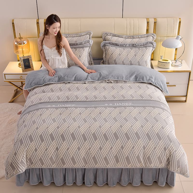 91家纺网 家纺一手货源 找家纺 曼尼家纺2025高克重直播印花床裙款法莱绒金貂珊瑚绒牛奶绒四件套 时尚格