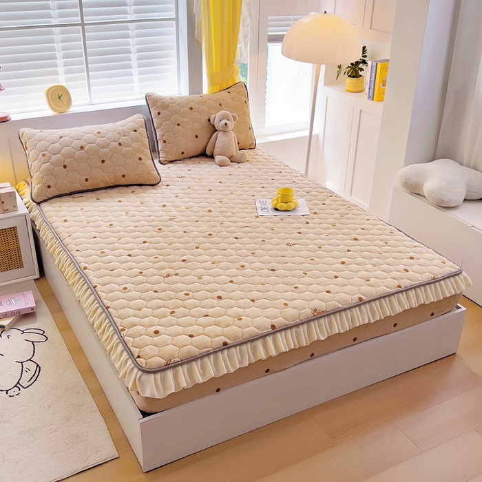 91家纺网 家纺一手货源 找家纺 情煊家纺 2024新款保暖牛奶绒夹棉床笠-花边款 含情-花边款