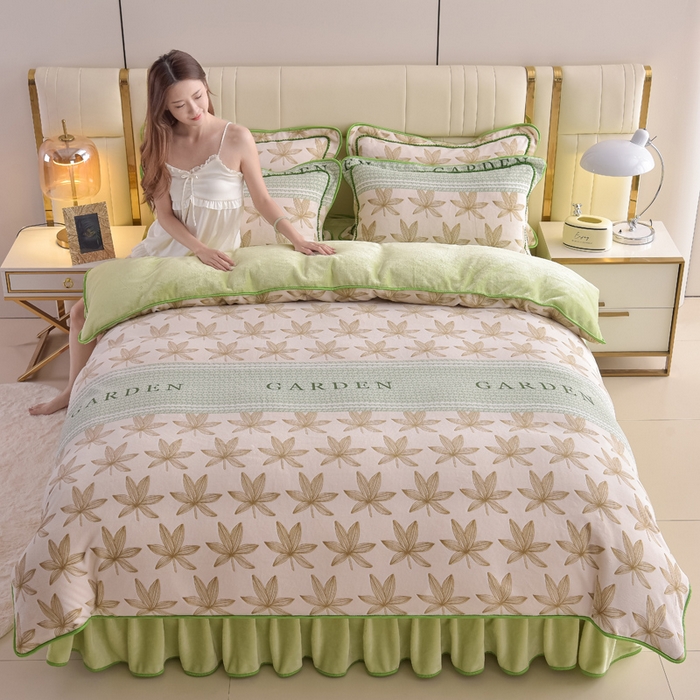 91家纺网 家纺一手货源 找家纺 曼尼家纺2025高克重直播印花床裙款法莱绒金貂珊瑚绒牛奶绒四件套 叶叶思语