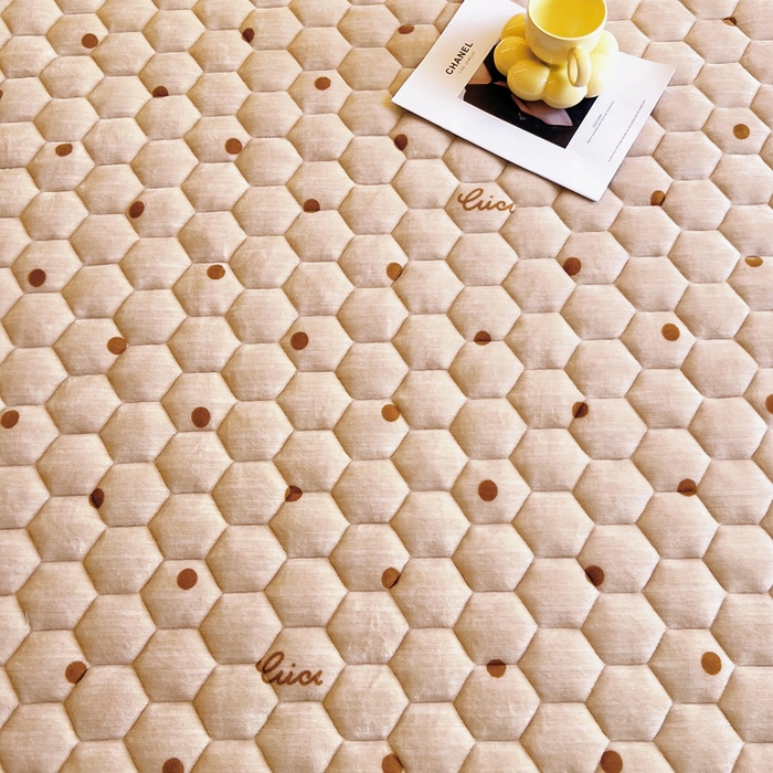 91家纺网 家纺一手货源 找家纺 情煊家纺 2024新款A类牛奶绒印花夹棉床垫 含情