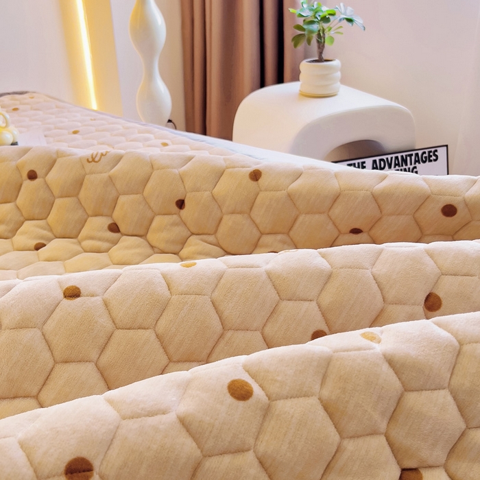 91家纺网 家纺一手货源 找家纺 情煊家纺 2024新款A类牛奶绒印花夹棉床垫 含情