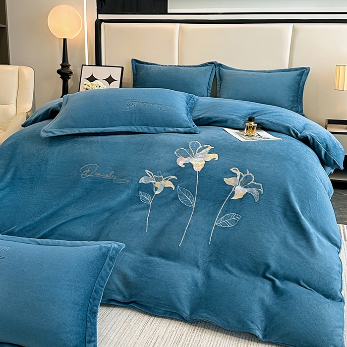 91家纺网 家纺一手货源 找家纺 陌乘坊家纺 2024新款高克重牛奶绒刺绣四件套-百合系列 百合-宾利蓝