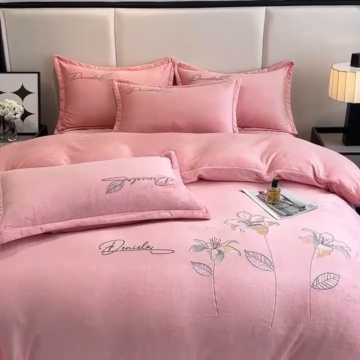 91家纺网 家纺一手货源 找家纺 陌乘坊家纺 2024新款高克重牛奶绒刺绣四件套-百合系列 百合-樱花粉