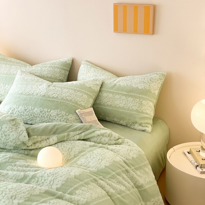 91家纺网 家纺一手货源 找家纺 金爱家 2024新品全消光A类纯色獭兔毛绒立体牛奶绒兔毛雕花350克四件套 兔毛百合花绿色