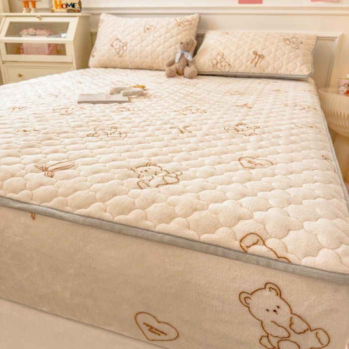 91家纺网 家纺一手货源 找家纺 丝羽坊 2024新款A类加厚牛奶绒夹棉床笠 奶咖小熊