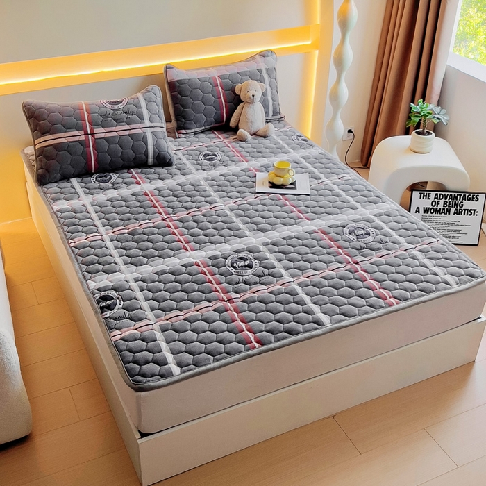 91家纺网 家纺一手货源 找家纺 情煊家纺 2024新款A类牛奶绒印花夹棉床垫 宝利格