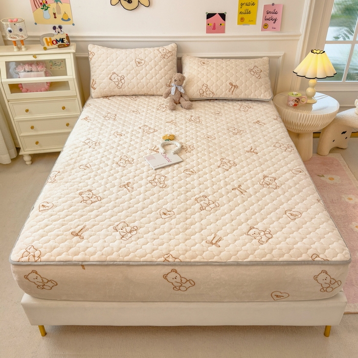 91家纺网 家纺一手货源 找家纺 丝羽坊 2024新款A类加厚牛奶绒夹棉床笠 奶咖小熊