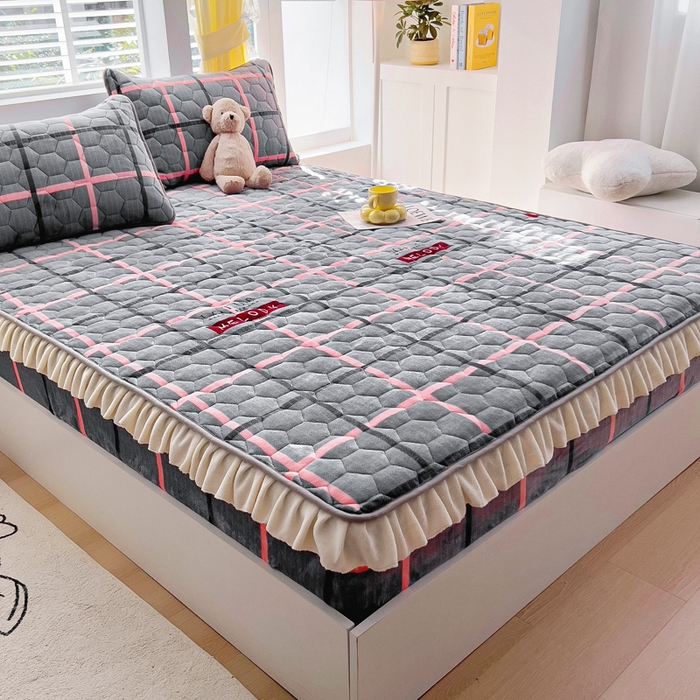 91家纺网 家纺一手货源 找家纺 情煊家纺 2024新款保暖牛奶绒夹棉床笠-花边款 乐拼字母-花边款