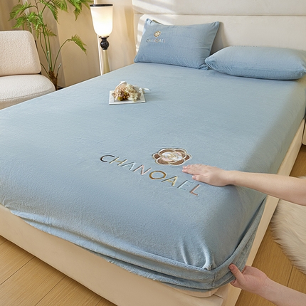 91家纺网 家纺一手货源 找家纺 （总）摩妮卡 2025新品牛奶绒刺绣床笠床垫保护三件套-山茶花