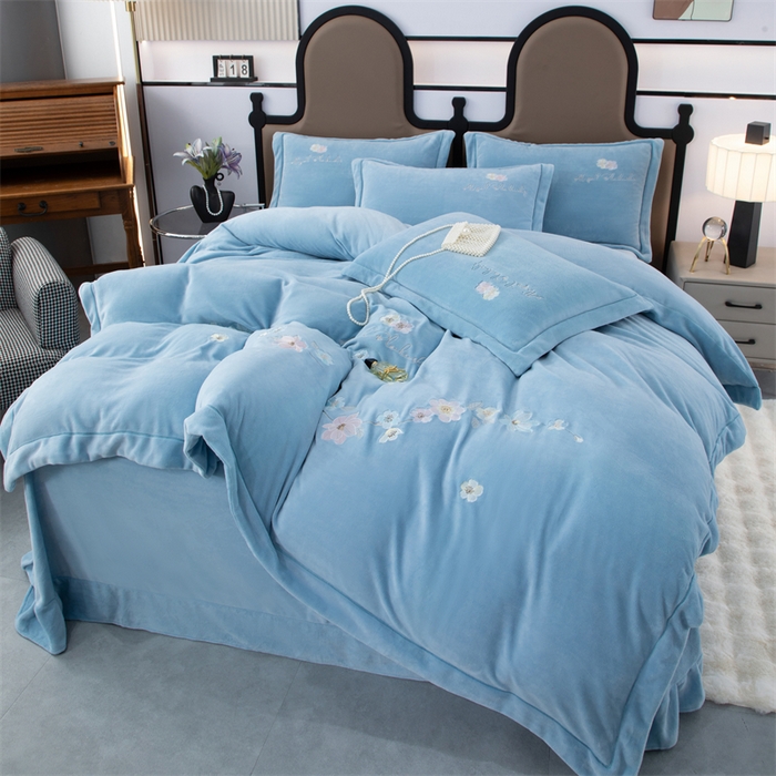 91家纺网 家纺一手货源 找家纺 优姿家纺 2025新款全消光10斤牛奶绒宽边绣花保暖四件套 花季-天空蓝
