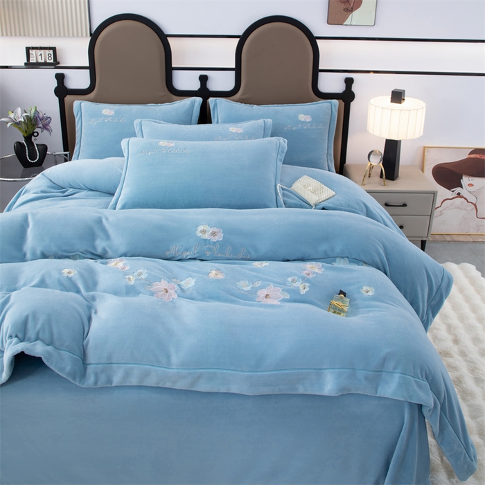 91家纺网 家纺一手货源 找家纺 优姿家纺 2025新款全消光10斤牛奶绒宽边绣花保暖四件套 花季-天空蓝