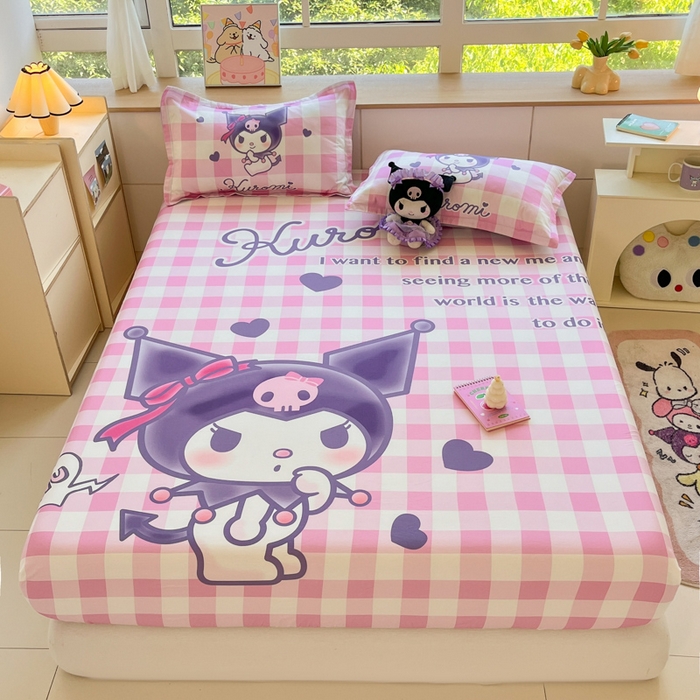 91家纺网 家纺一手货源 找家纺 博雅 2024新款三丽鸥全棉大版印花床笠系列 全棉大版-格子库洛米