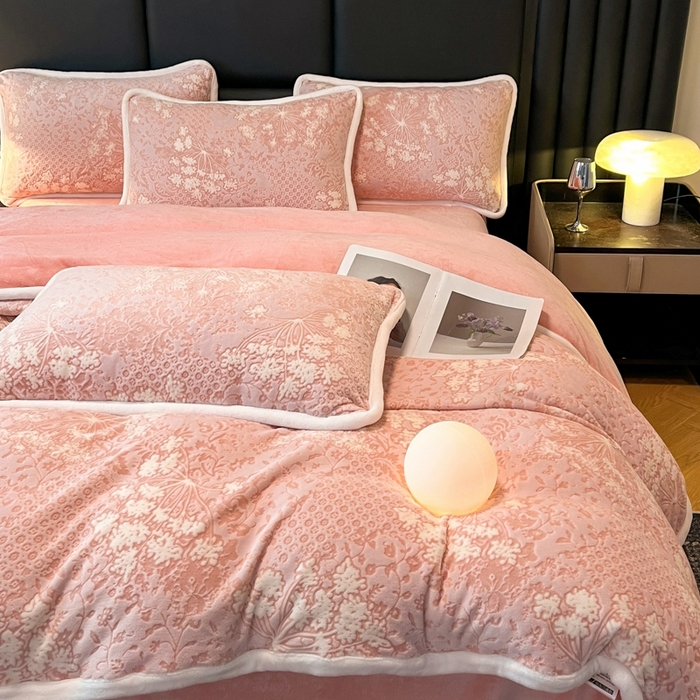 91家纺网 家纺一手货源 找家纺 诺梵 2025新款立体雕花绒四件套_控价标准高于149，加大高于159 梦娜-粉