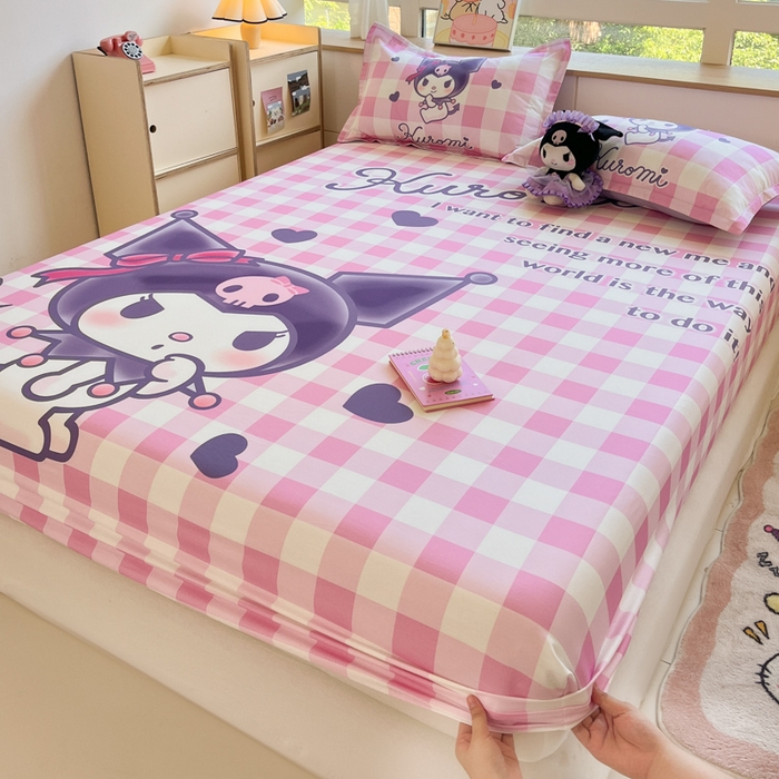 91家纺网 家纺一手货源 找家纺 博雅 2024新款三丽鸥全棉大版印花床笠系列 全棉大版-格子库洛米