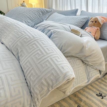 91家纺网 家纺一手货源 找家纺 （总）绘萱家居 2025新款高克重雕花雕印纯色牛奶绒四件套双拼法莱绒珊瑚绒