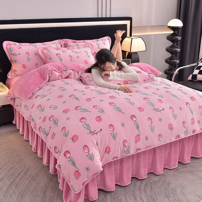 91家纺网 家纺一手货源 找家纺 佳品居 2025新款8斤床裙款牛奶绒四件套 红粉佳人