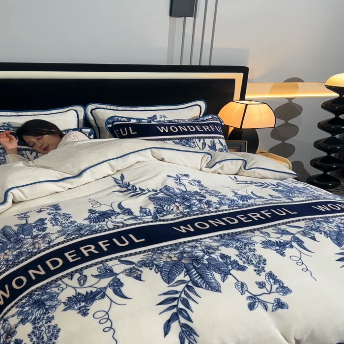 91家纺网 家纺一手货源 找家纺 佳品居 2025新款8斤床裙款牛奶绒四件套 恋佳人