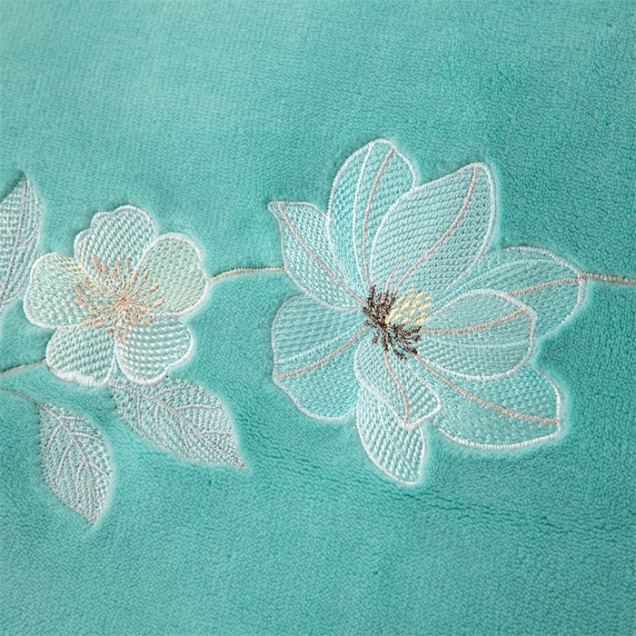 91家纺网 家纺一手货源 找家纺 优姿家纺 2025新款全消光10斤牛奶绒宽边绣花保暖四件套 花季-湖兰