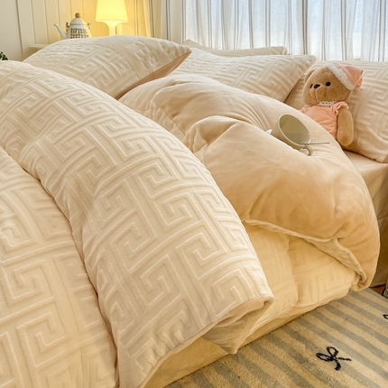 91家纺网 家纺一手货源 找家纺 （总）绘萱家居 2025新款高克重雕花雕印纯色牛奶绒四件套双拼法莱绒珊瑚绒