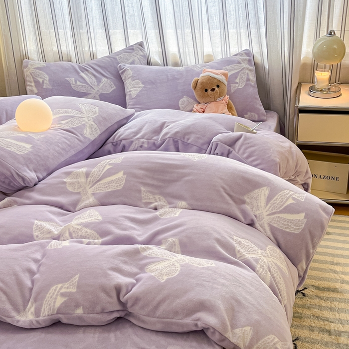 91家纺网 家纺一手货源 找家纺 绘萱家居 2025新款高克重雕花雕印纯色牛奶绒四件套双拼法莱绒珊瑚绒 蝴蝶公主